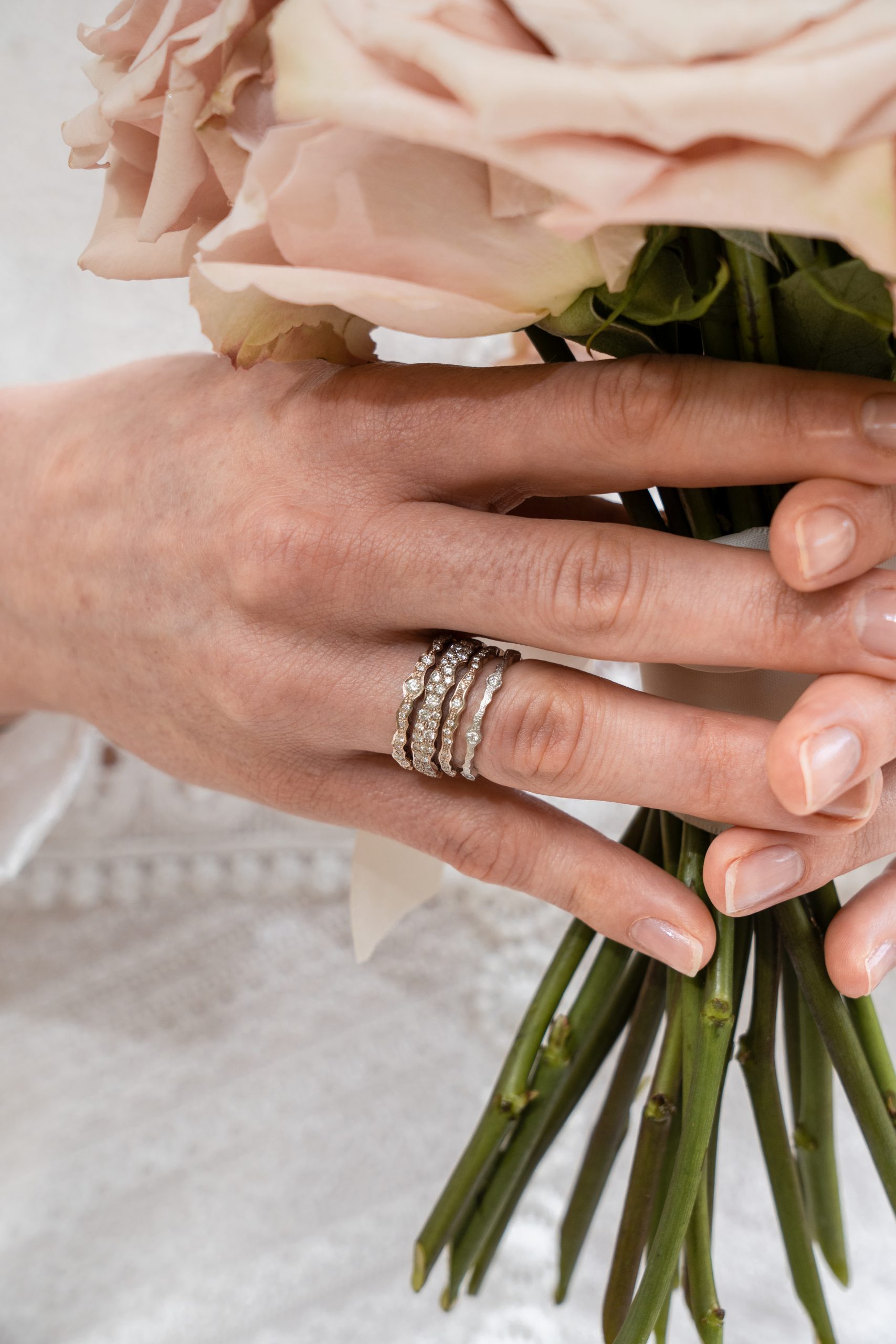 Natura_Ringe_Brautstrauß-eine_Hand2